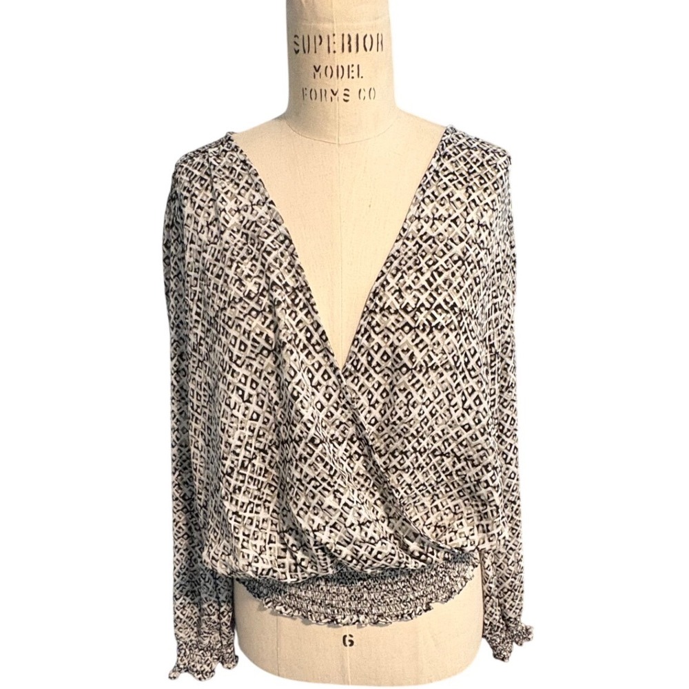 NWT Alex & Lili Women Geometric VNeck Long Sleeve Smocked Waist Blouse Top Small